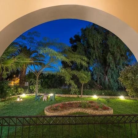 Helen & Theo Λαγανάς